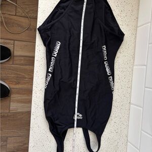 Arena Black practice suit size 34 EUC